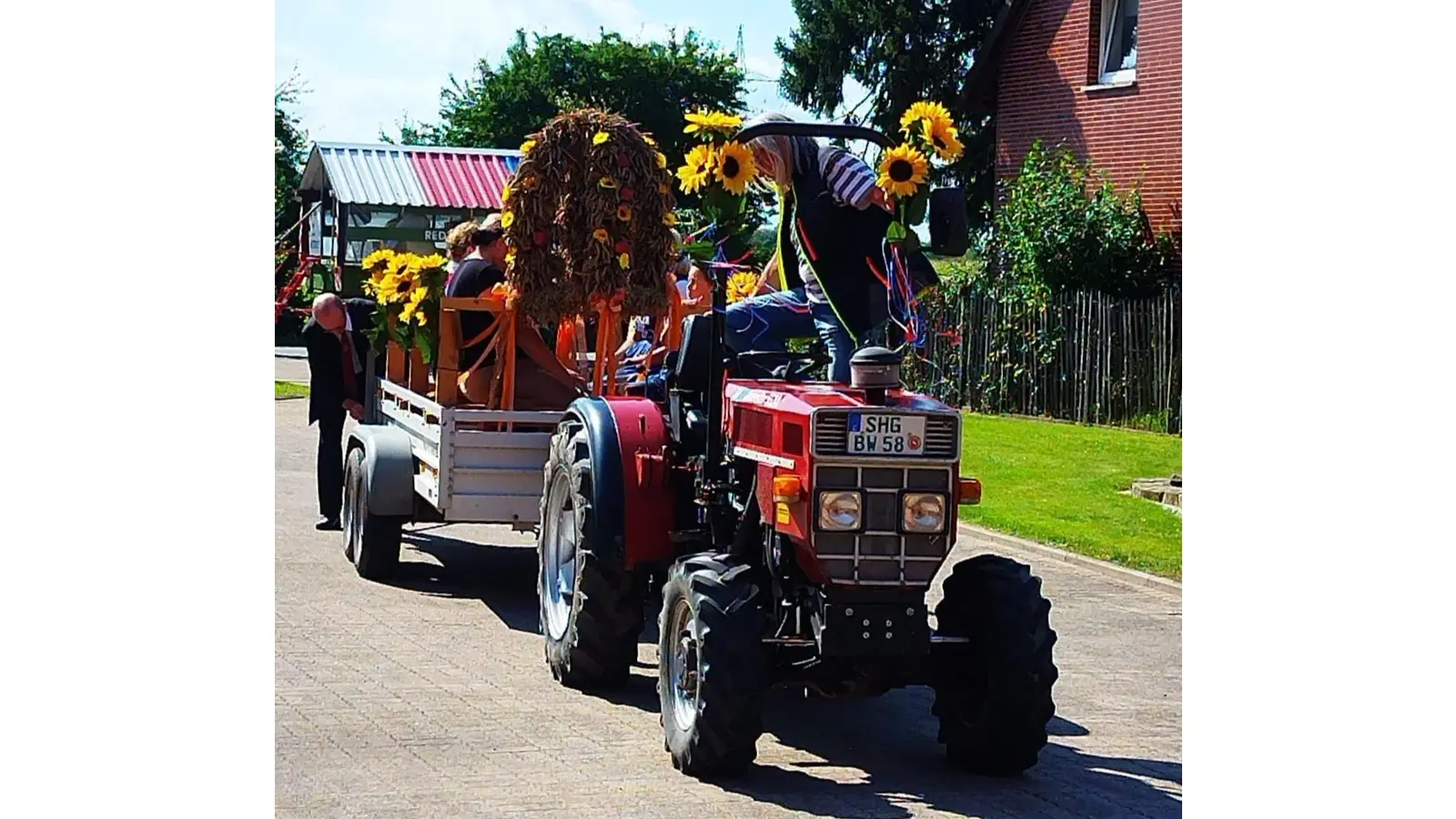 Um 10 Uhr wird die Erntekrone abgeholt. (Foto: privat)