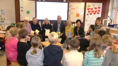 Vorlesetag in der Stadtschule mit (v.li.): Tina Burghardt, Volker Milkowski, Stephanie Hackmann, Carsten Piellusch, Christine Hoffmann und Lehrerin Andrea Rieger. (Foto: gi)