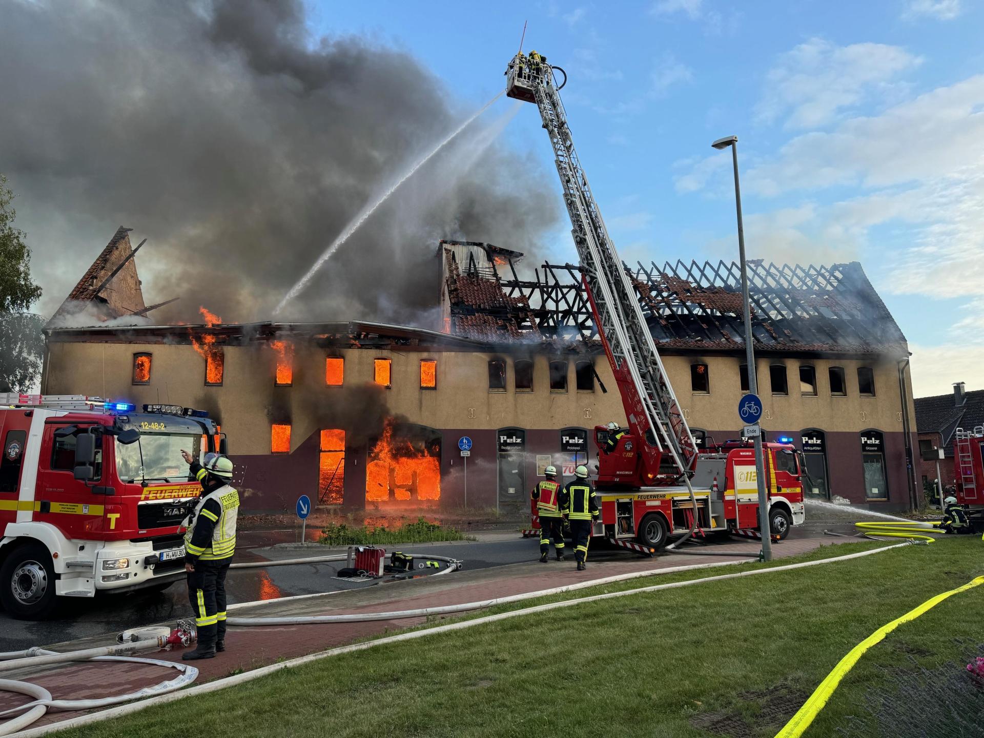 In Flammen: Das ehemalige Pelz-Gebäude. (Foto: Feuerwehr)