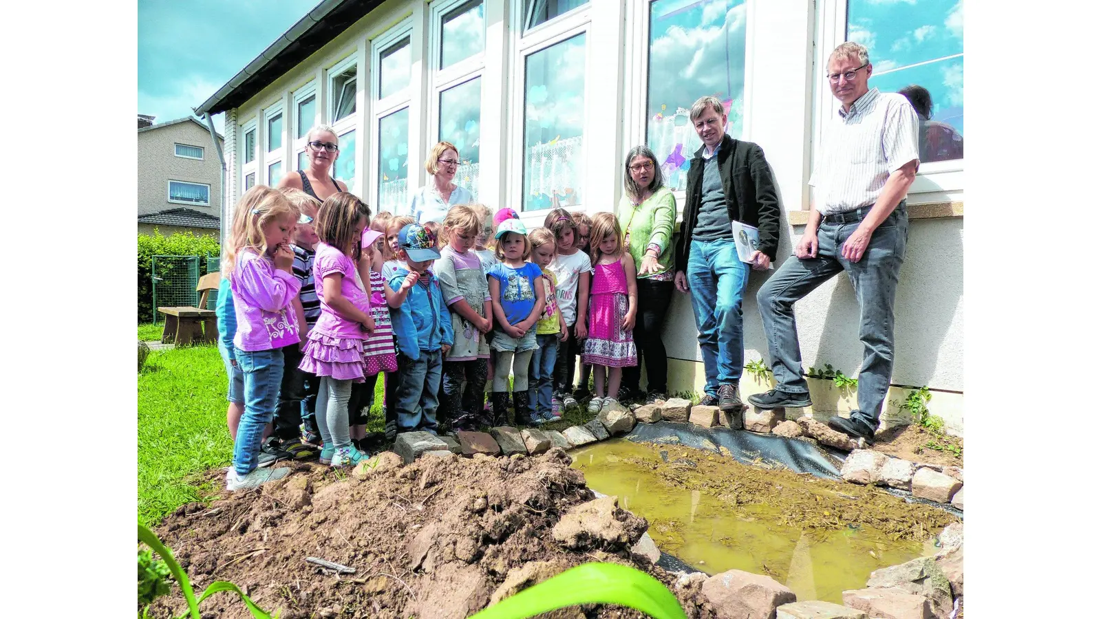 Mit Lehm und Stroh wollen die fleissigen Kinder helfen (Foto: al)