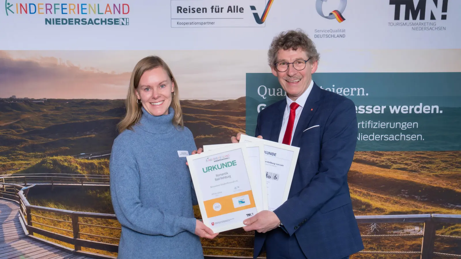 Mit Urkunde: Gretje Bode, Stadt Rehburg-Loccum und Frank Doods, Niedersächsischer Staatssekretär aus dem Ministerium für Wirtschaft, Verkehr, Bauen und Digitalisierung. (Foto: Marcus Prell)