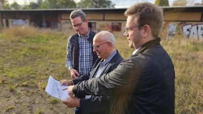 Auf dem ehemaligen Freibadgelände (v.li.) Heinz Widdel, Thomas Silbermann und Torben Klant. (Foto: tau)