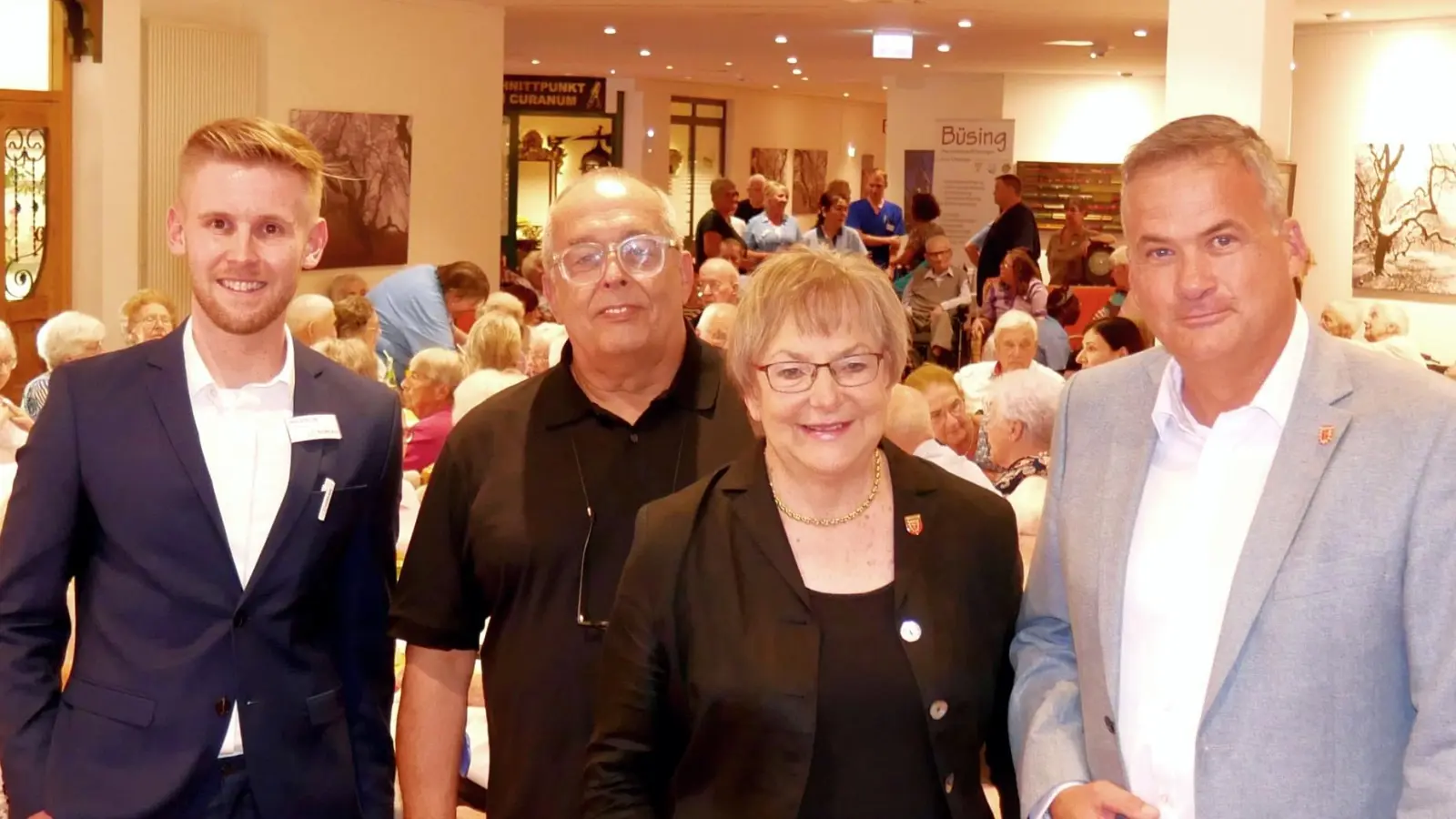 Einrichtungsleiter Nils Schmidt (v.li.) mit den Ehrengästen Manfred Preuss, Marlies Matthias und Mike Schmidt. (Foto: gk)