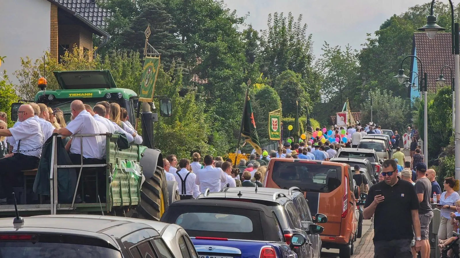 Der Festumzug durch Apelern war lang. (Foto: wk)