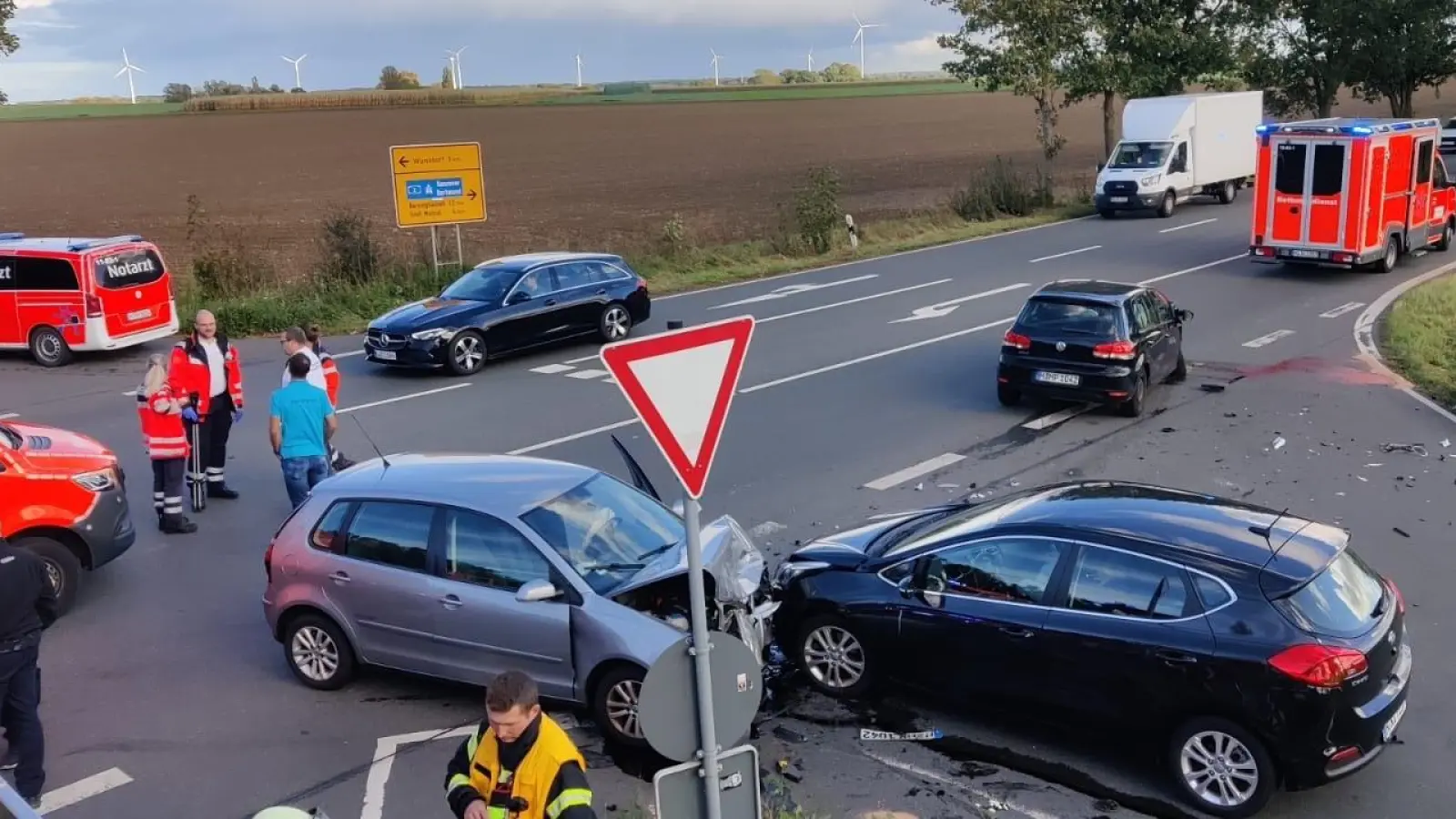 Schwerer Verkehrsunfall mit drei Pkws und sechs Verletzten (Foto: Feuerwehr)