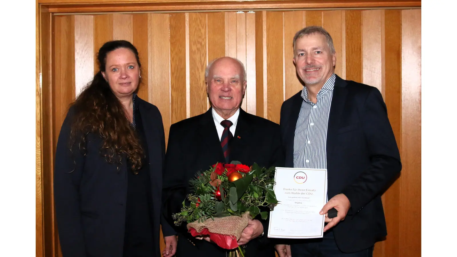 Friedrich Hardekopf (Mitte) wird von der Landtagsabgeordneten Colette Thiemann und Ralf Schubart, Vorsitzender der CDU-Rodenberg, für die 50-jährige Mitgliedschaft in der CDU ausgezeichnet.  (Foto: Borchers, Bastian)