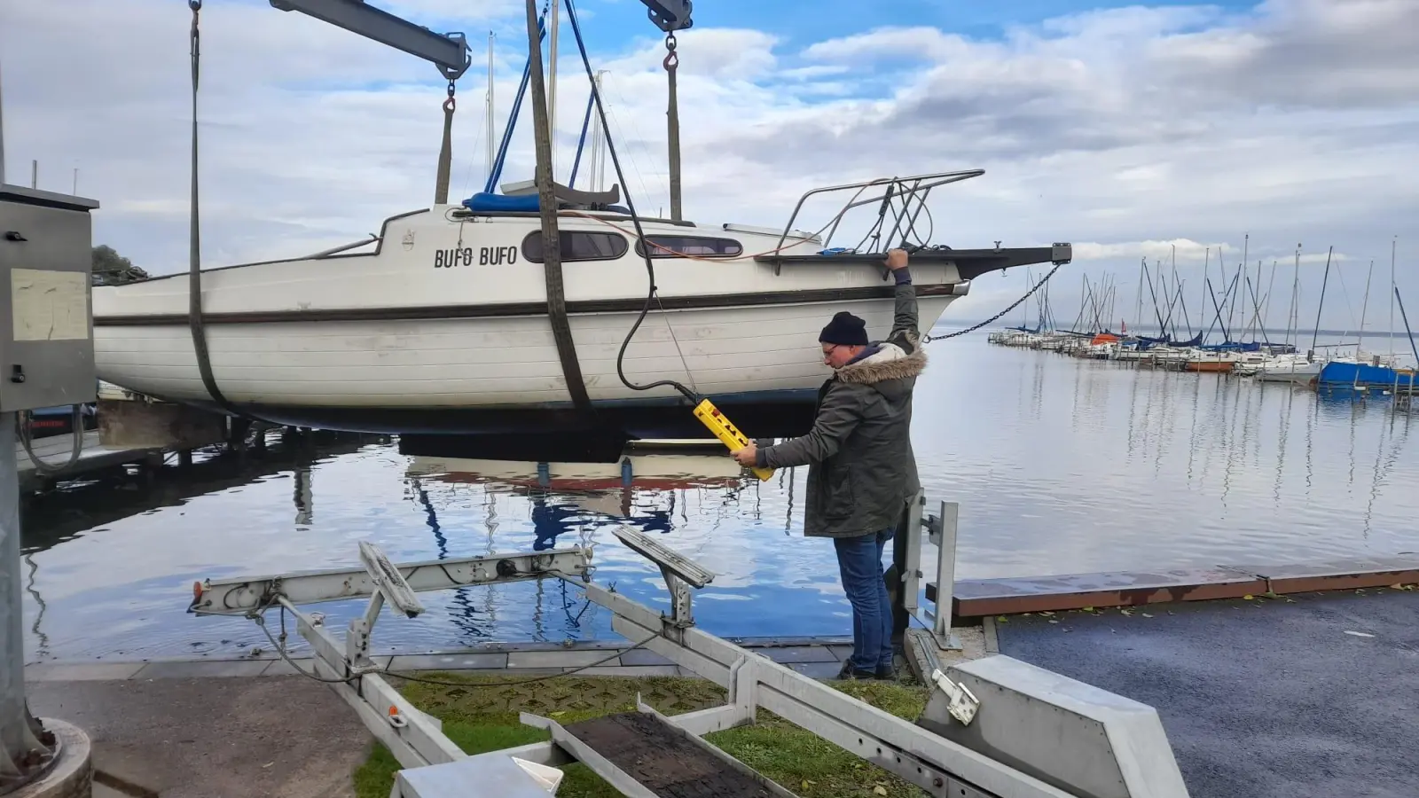 Bis zum nächsten Jahr: Viele Boote werden derzeit aus dem Wasser geholt und kommen ins Winterquartier. (Foto: tau)