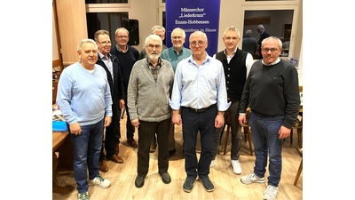 Kurt Druschke (v. li.), Martin Rehmer, Michael Walter, Günter Mogwitz, Michael Gnas, Klaus-Dieter Heisinger, Frank Bär, Stefan Mogwitz und Manfred Neumann bilden das neue Vorstandsteam des Männerchores. (Foto: privat)