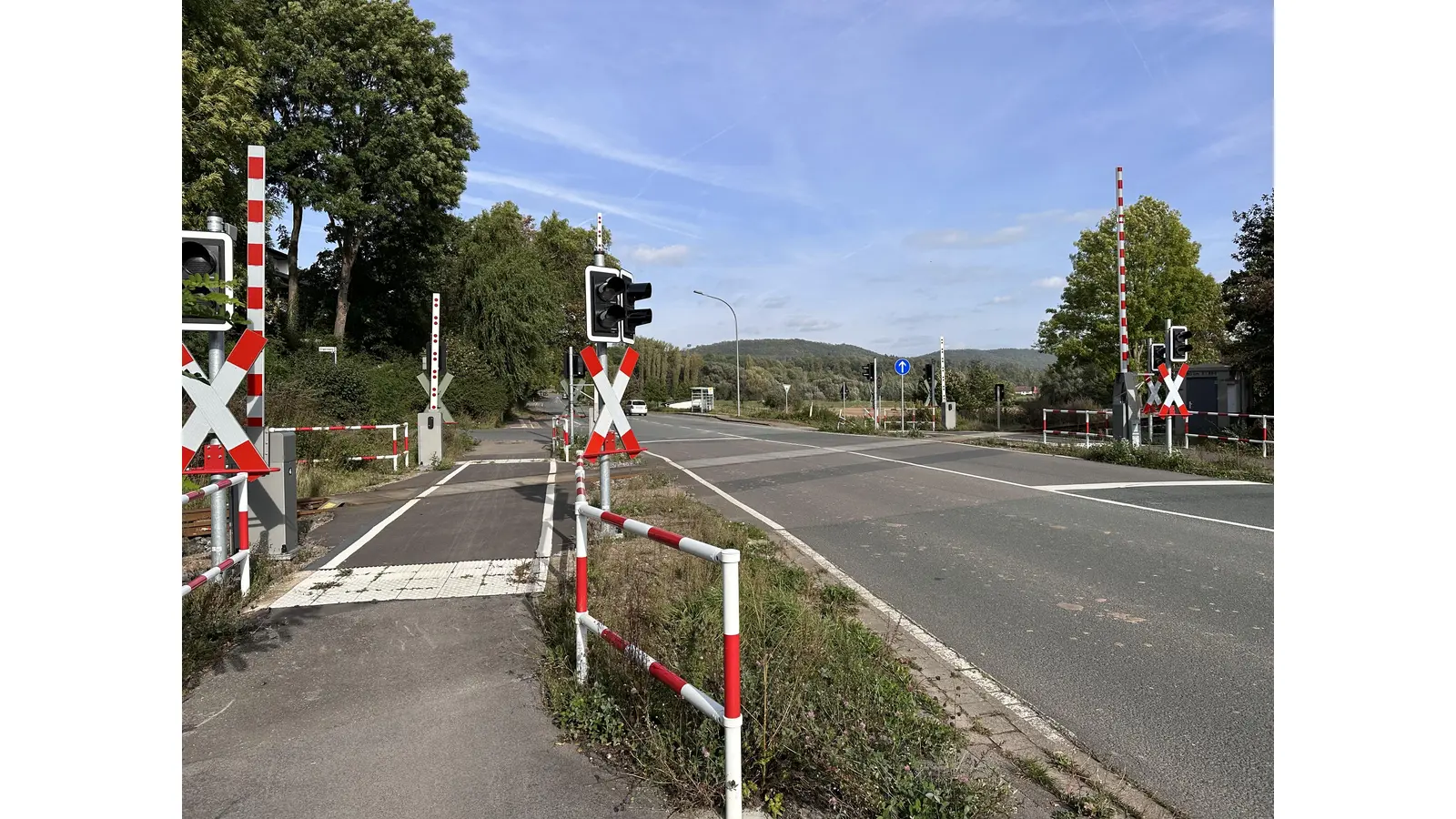 Mit Blick auf die Baustelle auf der B 238 bleibt der Bahnübergang Steinberger Straße durchgehend geöffnet. <br> (Foto: ste)