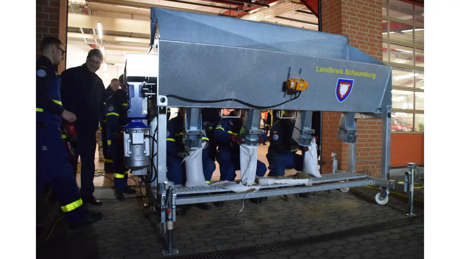 Bei der Präsentation der ersten Sandsackfüllmaschine 2023. (Foto: Archiv ab)