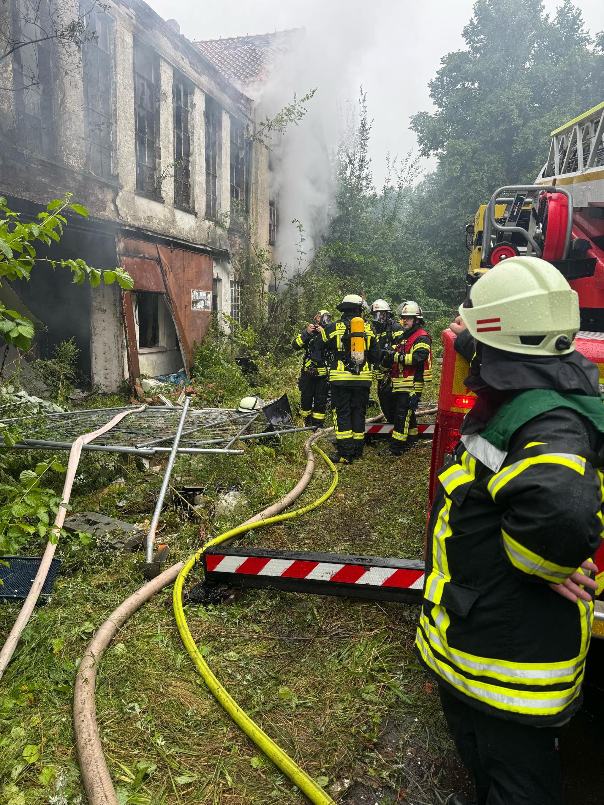 Atemschutztrupps machten sich bereit. (Foto: Kreisfeuerwehr)