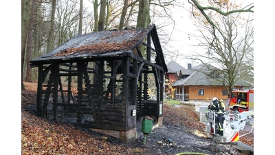 Die Ruine der Schutzhütte im Umfeld des Gastwirtschaftsgebäudes wird auf Brandnester untersucht.  (Foto: bb)