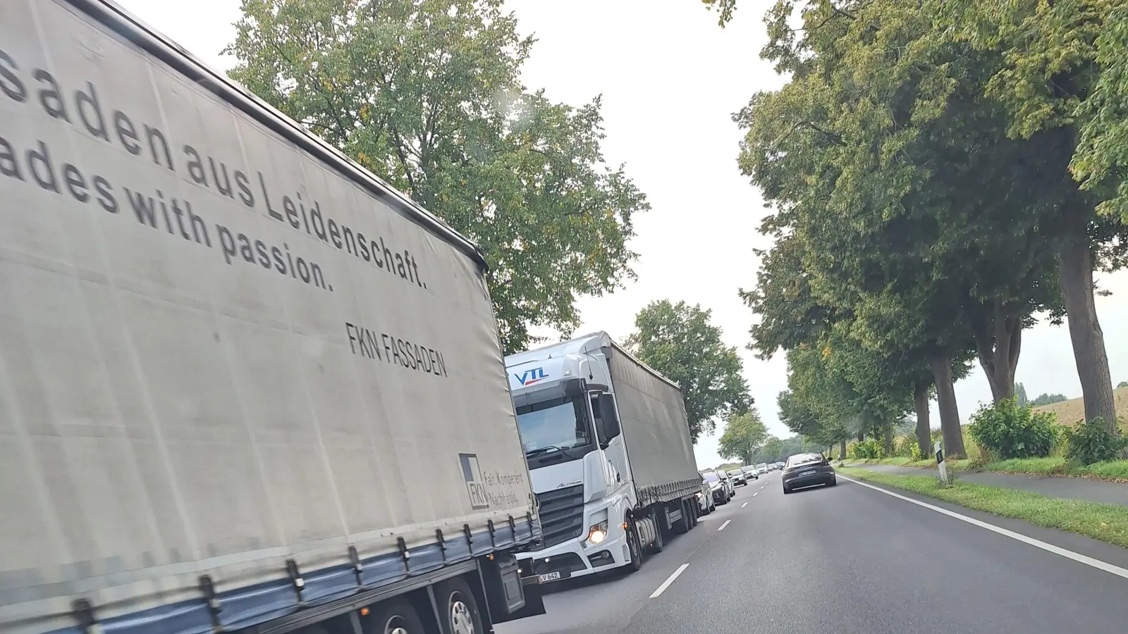 Stau auf der B65 kurz vor der AS Bad Nenndorf. (Foto: ds)