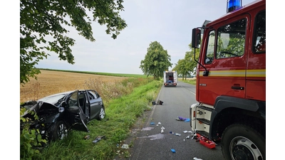 Der Pkw war auf der L444 frontal gegen einen Baum gefahren. (Foto: privat)