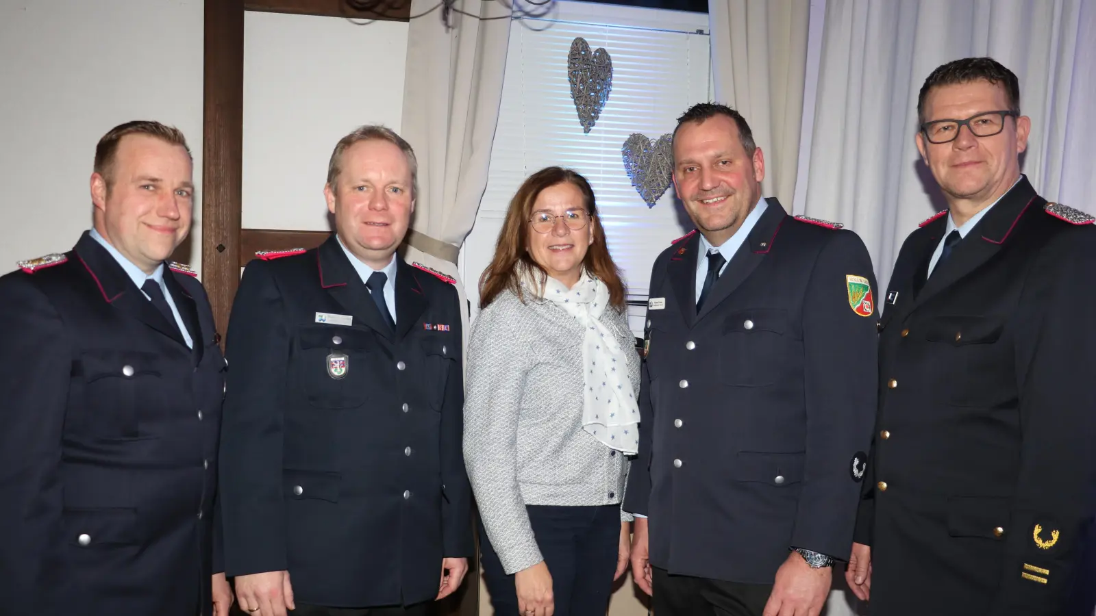 Nach der Versammlung (v.li.): Benjamin Heidorn, Stadtbrandmeister Martin Ohlendorf, Erste Stadträtin Wiebke Nickel, Robert Focke und Brandabschnittsleiter Lars Schwieger. (Foto: gi)