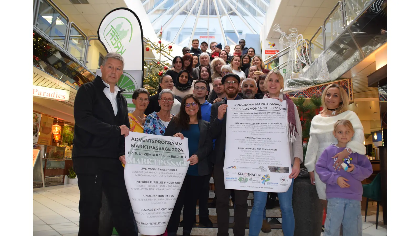 Jochen Kreft (Marktpassage), Sunita Kumar (Mitte, ZePGiS), Jessica Lietzau (Stadt Stadthagen), vorn mit Plakaten, zusammen mit vielen Helfern und Beteiligten am geplanten Adventprogramm. (Foto: ab)