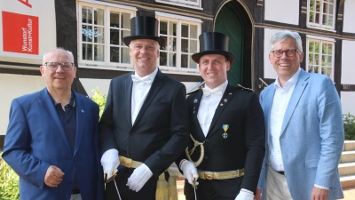 Sie laden zum Schützenfest ein (v.li.): Schützenfest-Vorsitzender Thomas Silbermann, Kommandeur Axel Brockmann, Adjutant Leon Troschke und Bürgermeister Carsten Piellusch.  (Foto: gi)