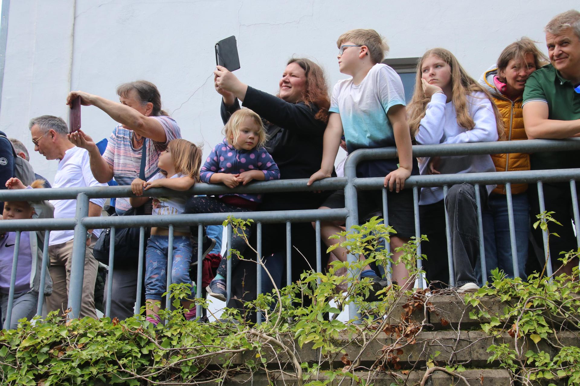 Zuschauer beim Entenrennen. (Foto: gi)