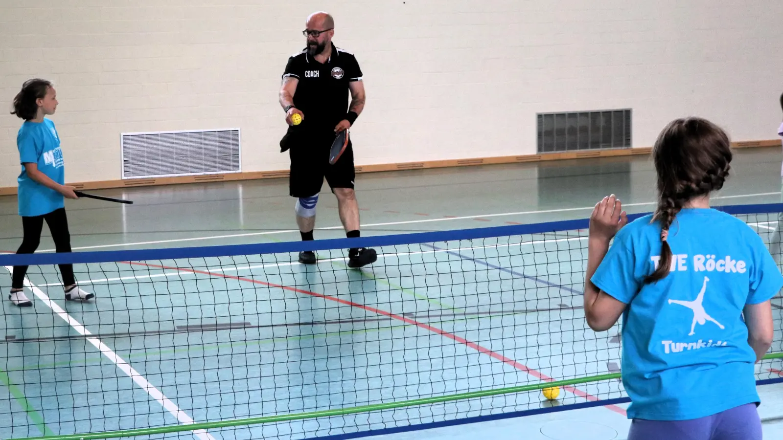 Trainer Oliver Jokisch erklärt den Aufschlag beim Pickleball. (Foto: privat)