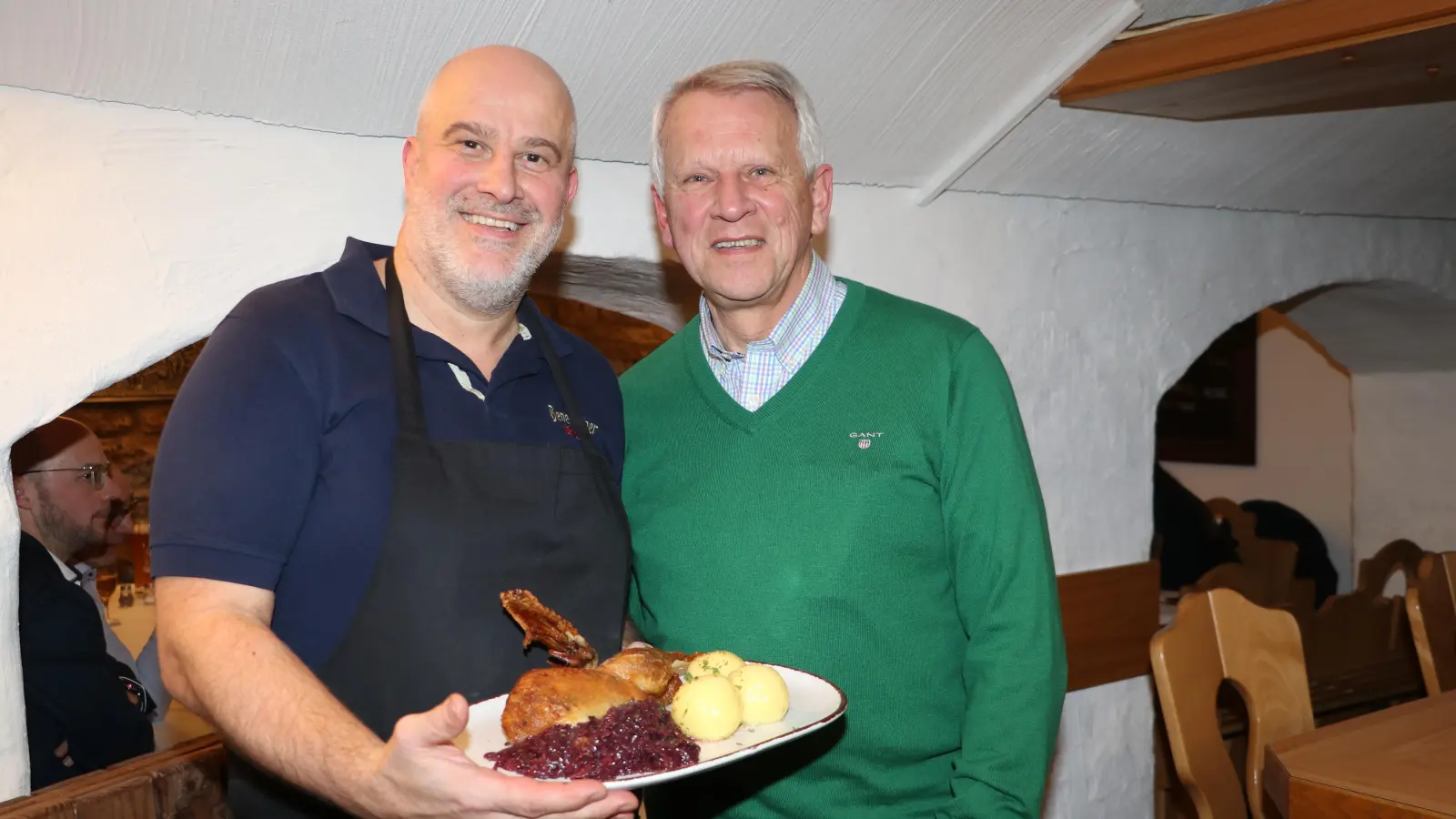 Lecker hatten Gastwirt Volker Ernst und sein Team das Entenessen zubereitet, Bernd Heidorn (v.l.) und alle Gäste waren begeistert.  (Foto: gi)