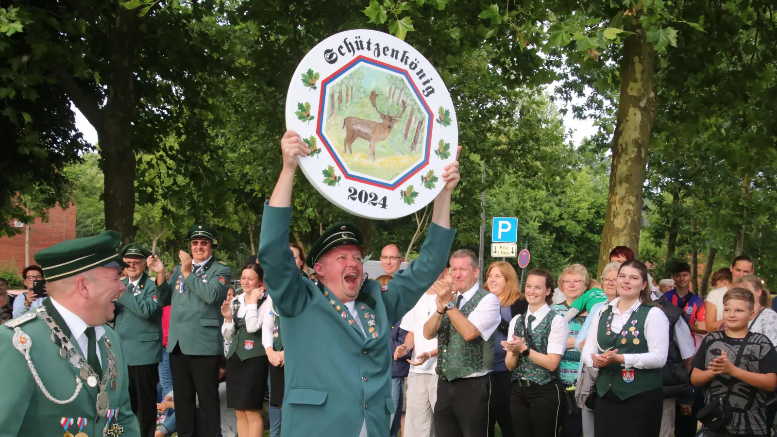 Stolz hält Oliver Grüttner die Königsscheibe in die Höhe.  (Foto: gi)