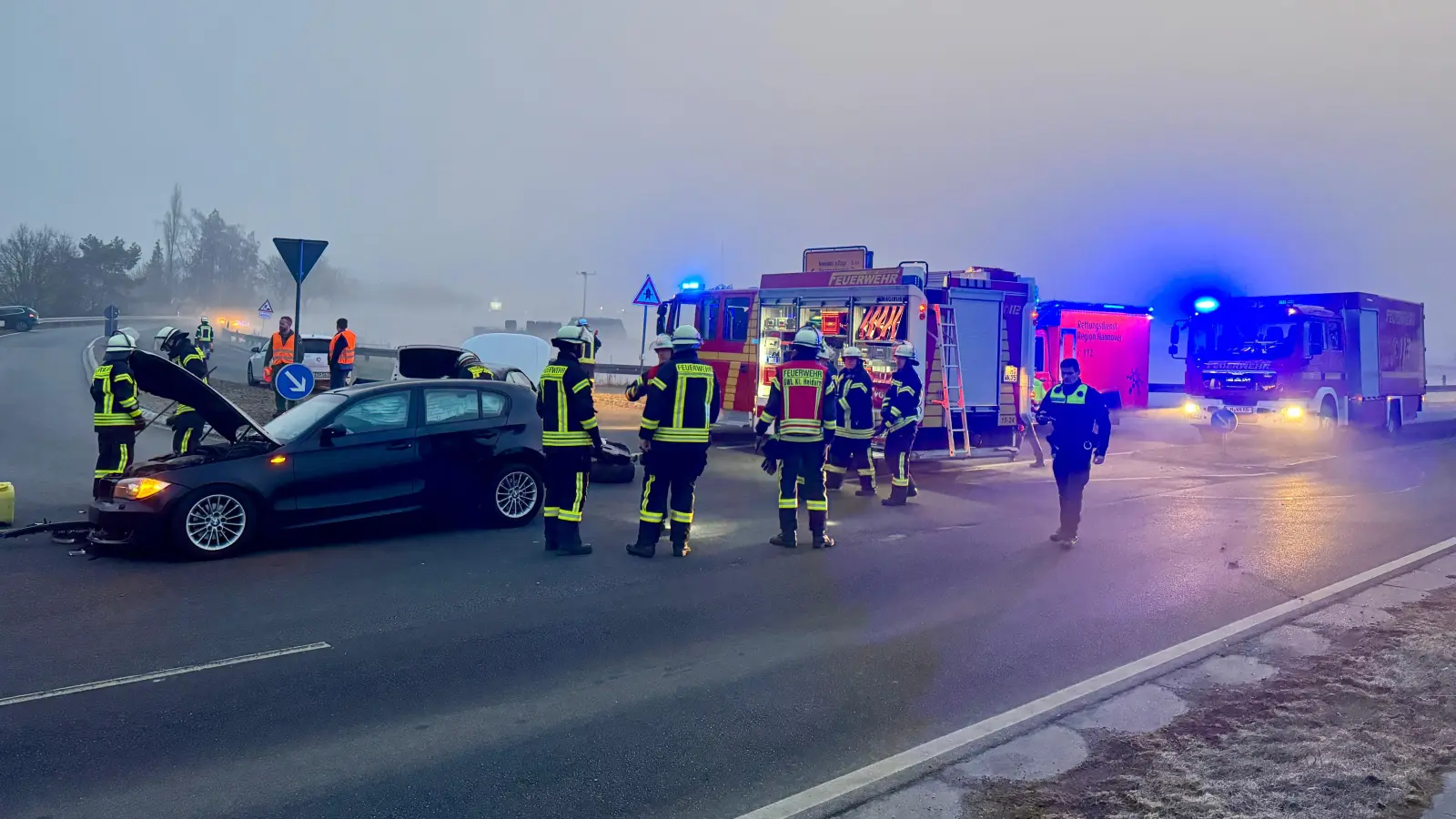 An der Unfallstelle: Die Feuerwehr im Einsatz. (Foto: Feuerwehr)