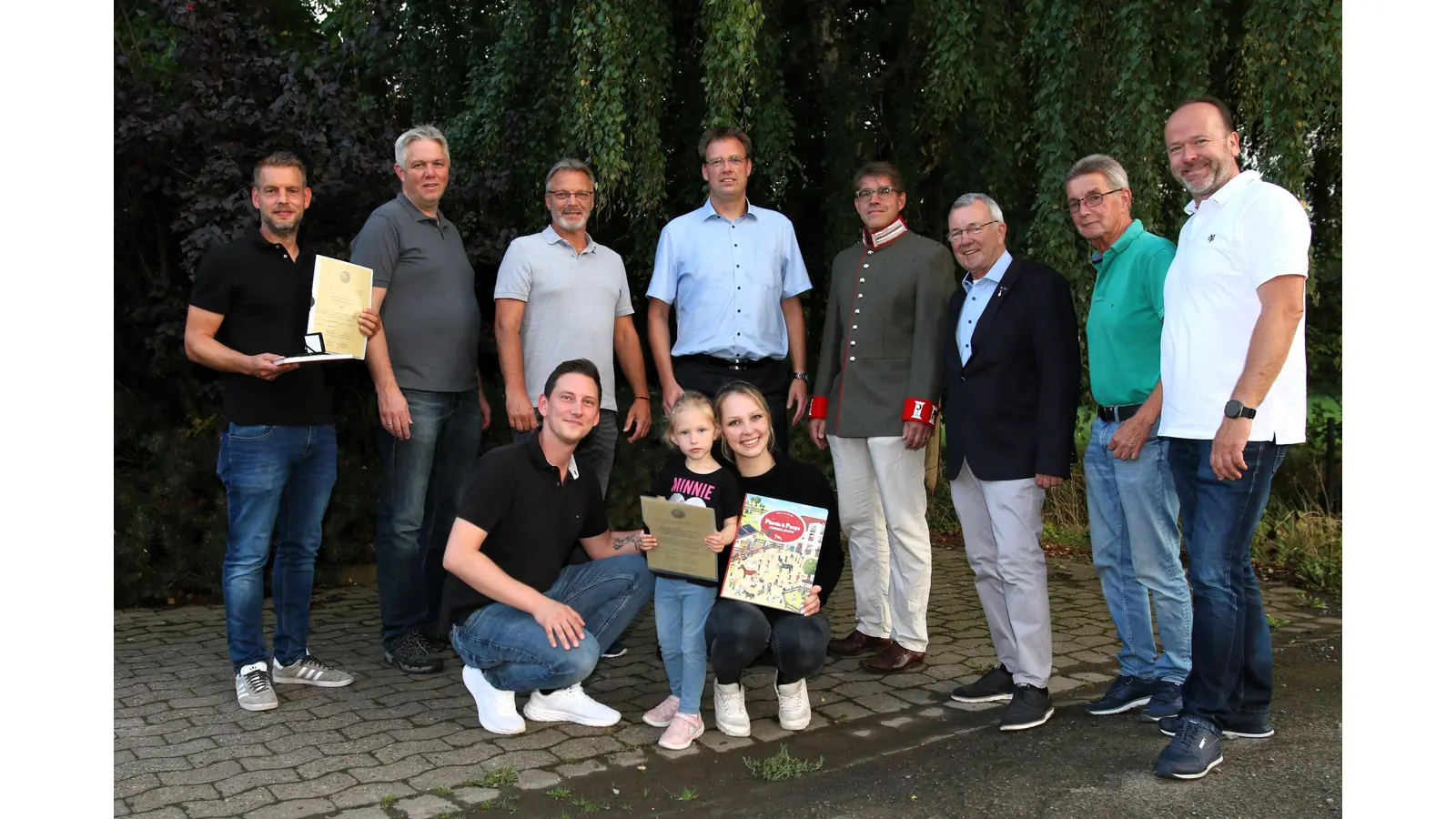 Vorstand und Kümmerer des Vereins zur Förderung der Schützenfestmusik ehren die neuen Mitglieder.  (Foto: Borchers, Bastian)