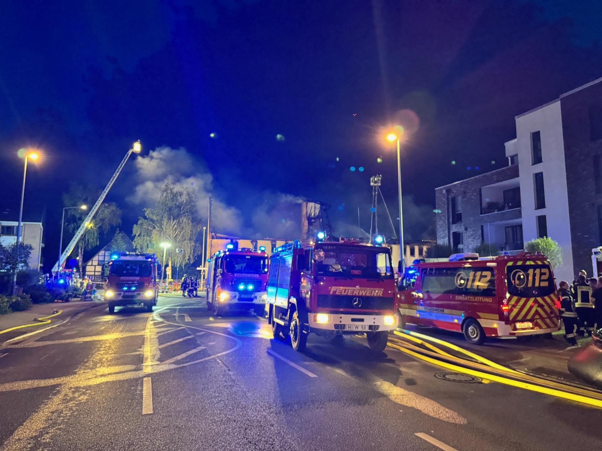 In Flammen: Das ehemalige Pelz-Gebäude. (Foto: Feuerwehr)