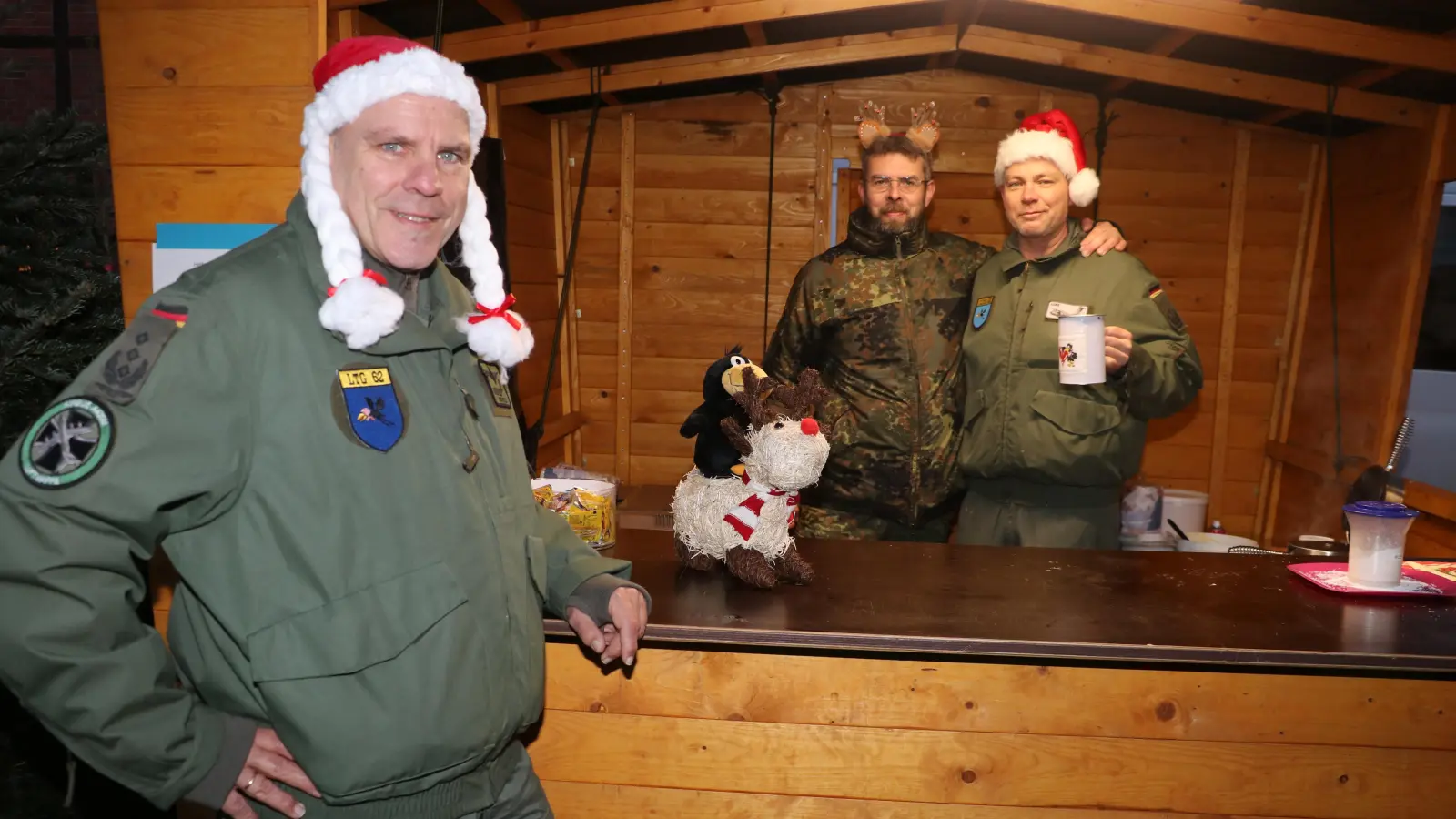 Haben für köstliche Waffeln gesorgt (v.li.): Torsten Fette, Ronny Neitzel und Luke. (Foto: gi)