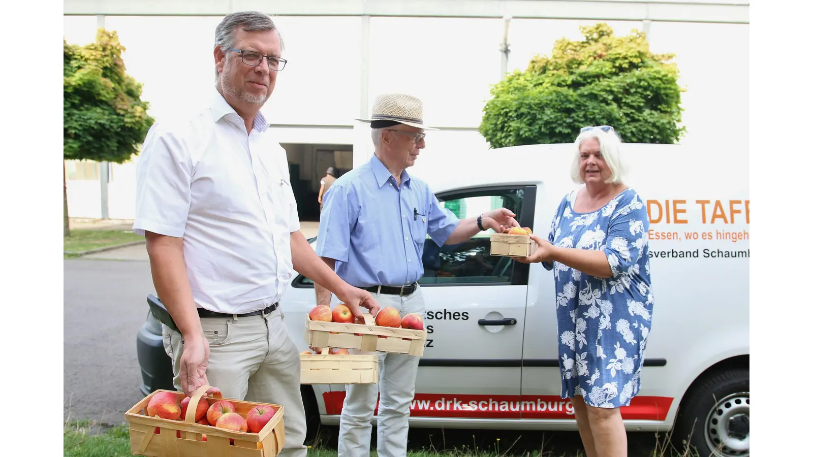 Die Vertreter des Lions-Clubs Stadthagen Peter Wellmann und Rudolf Krewer überreichen beim offiziellen Übergabe-Termin einer Spende über 4040 Euro auch einige Körbe mit Äpfeln an die DRK-Tafelkoordinatorin Heidi Niemeyer. 

 (Foto: Borchers, Bastian)