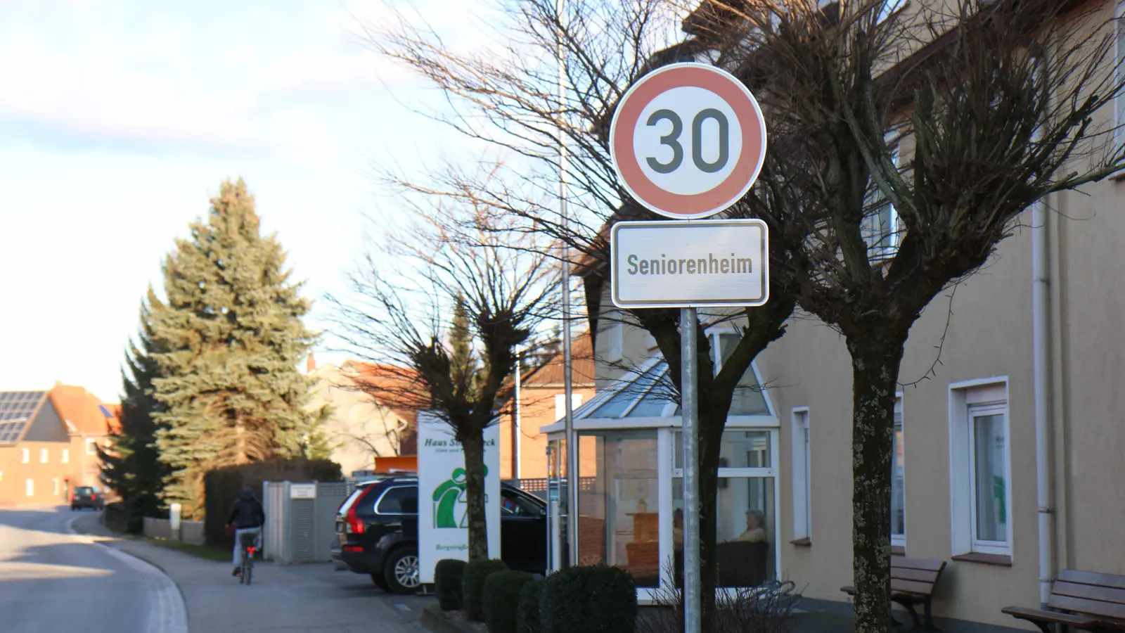 Bislang nur vor besonders gefährdeten Orten möglich: Tempo-30-Regelungen auf Ortsdurchfahrten. (Archivbild: tau)