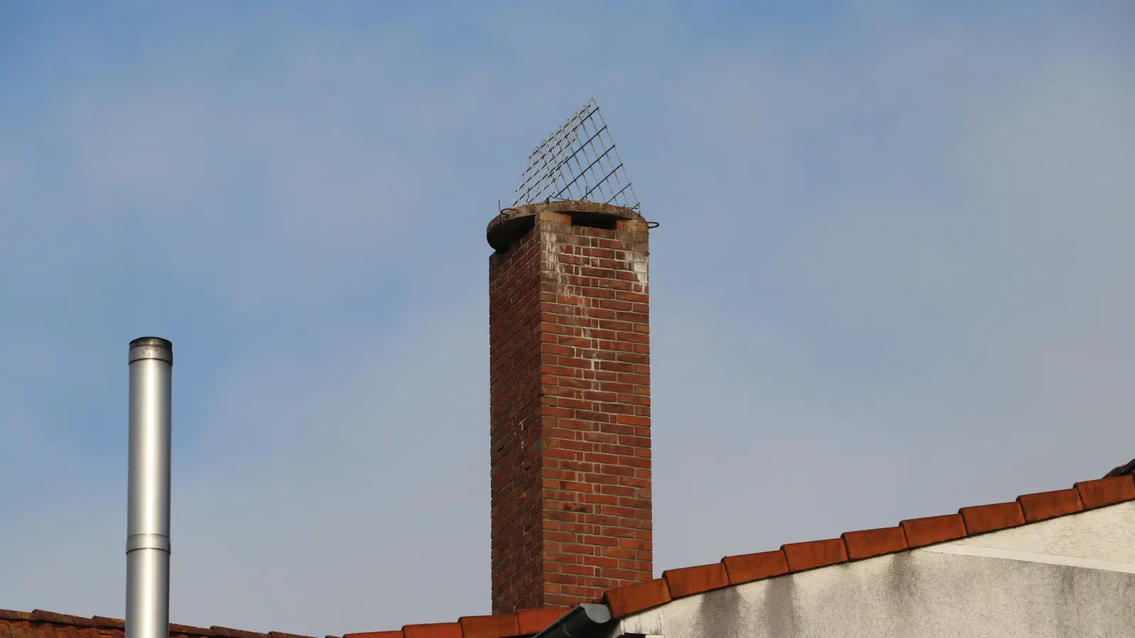 Das alte Nest ist abgetragen. Damit die Störche nicht wieder anfangen zu bauen, wurde ein Gitter über die Öffnung gesetzt.  (Foto: gi)