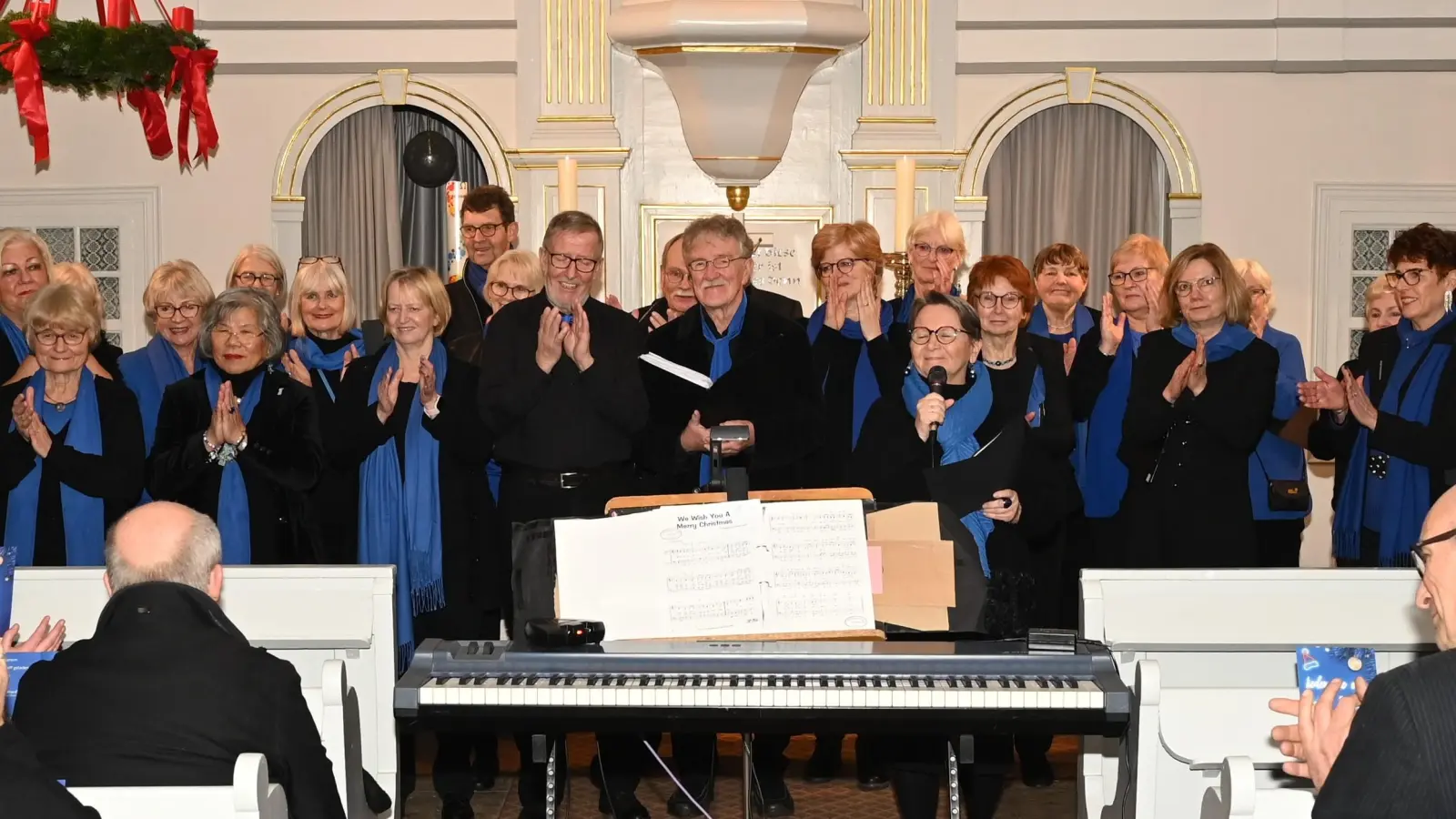 In der Dorfkirche: Der Chor AufTakt Luthe. (Foto: Harald Möller)