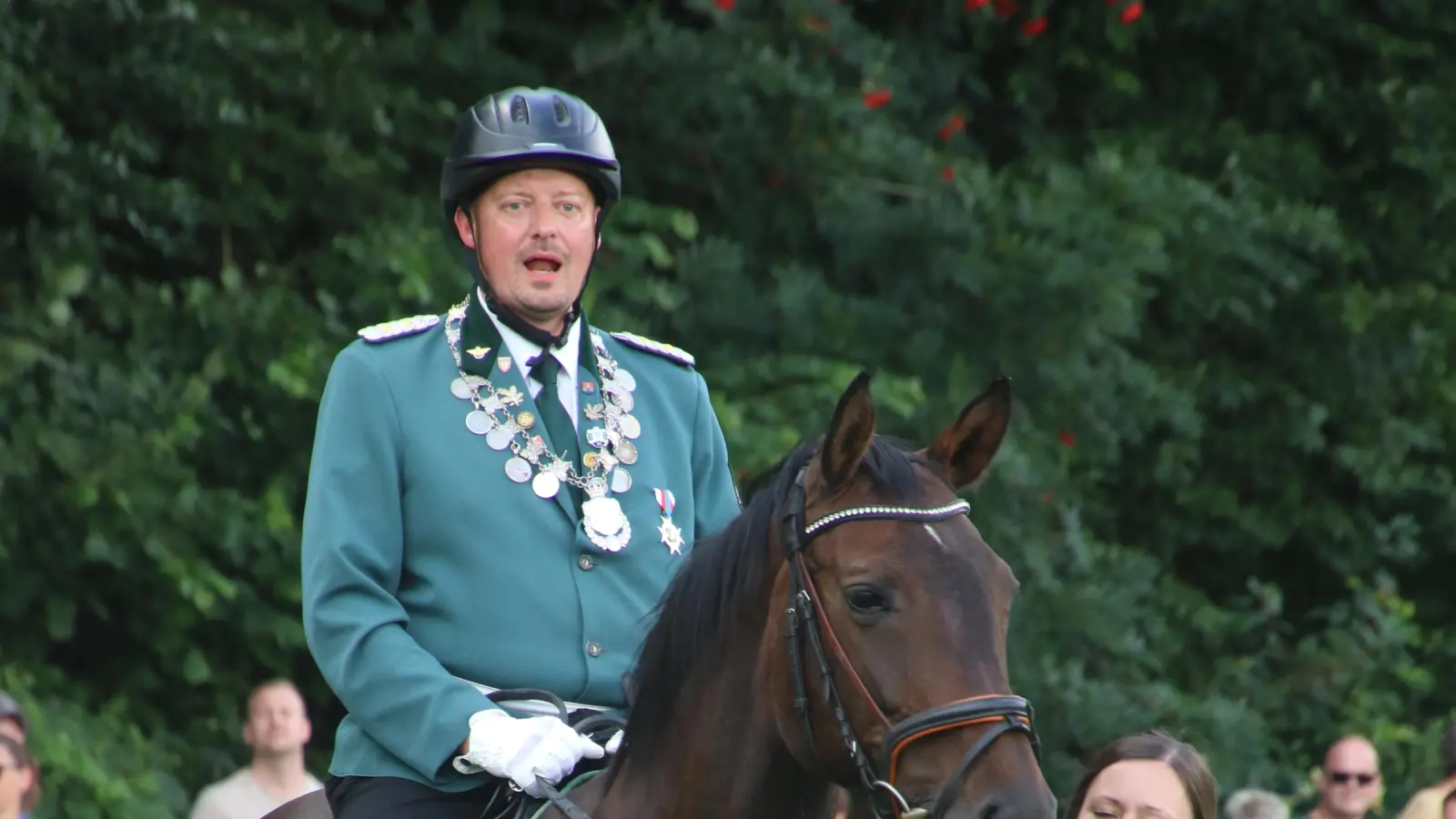 Schützenoberst Oliver Grüttner lässt das Bataillon antreten. Christin Drewes hält „Conny“ fest.  (Foto: gi)