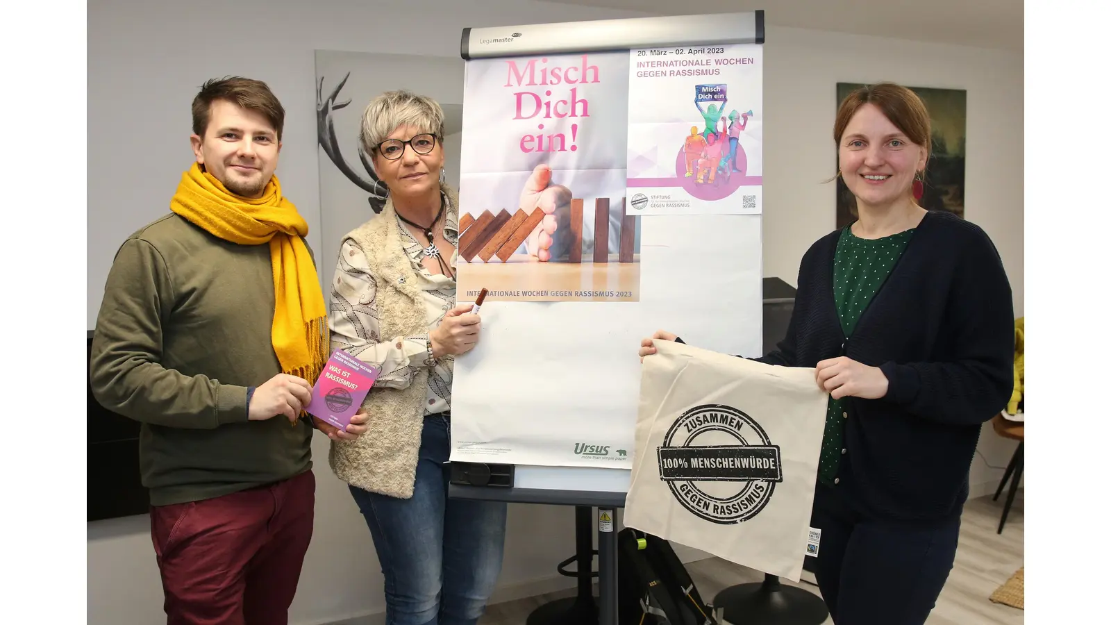 Jan Fischer, Britta Kunze und Jolanta Pupalaigyte-Cerne (re.) vom Koordinierungsteam der Internationalen Wochen gegen Rassismus stellen die für 2023 geplanten Aktionen vor.  (Foto: Borchers, Bastian)