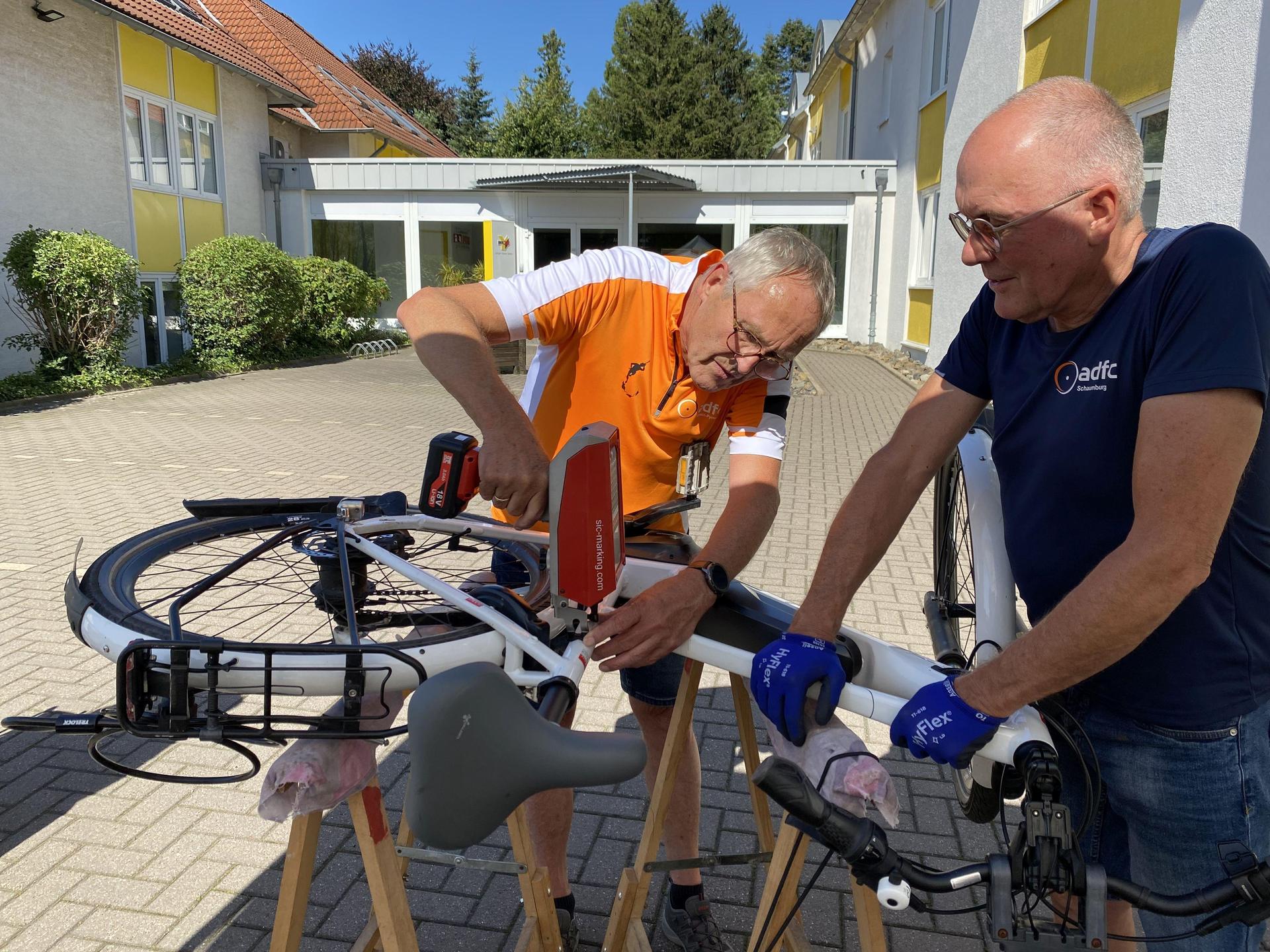 Horst Maler (links) und Volker Czech vom ADFC codierten über 20 Fahrräder zur Diebstahlprävention. (Foto: privat)