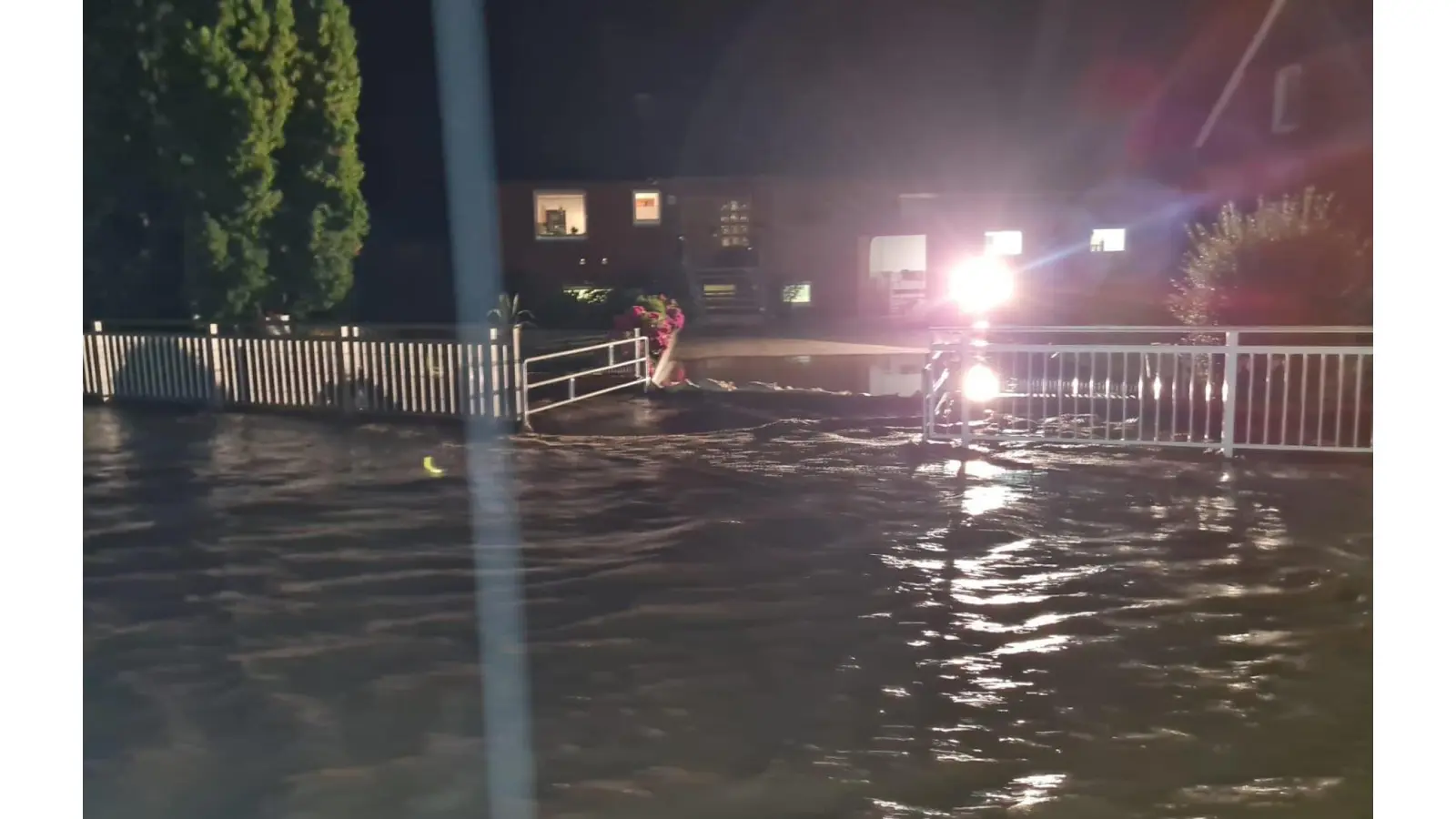 Das gewaltige Ausmaß der Wassermassen zeigt dieses Leserbild aus Lyhren. (Foto: privat)