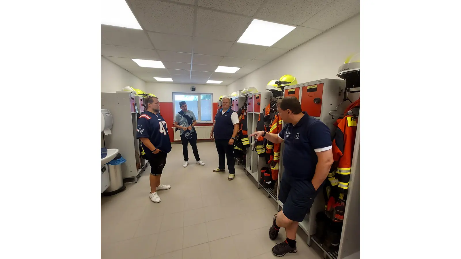 Besuch der örtlichen Feuerwehr: Tobias Reese, Jonas Dahlke, Sascha Cordes, Heiko Fernholz.
 (Foto: privat)