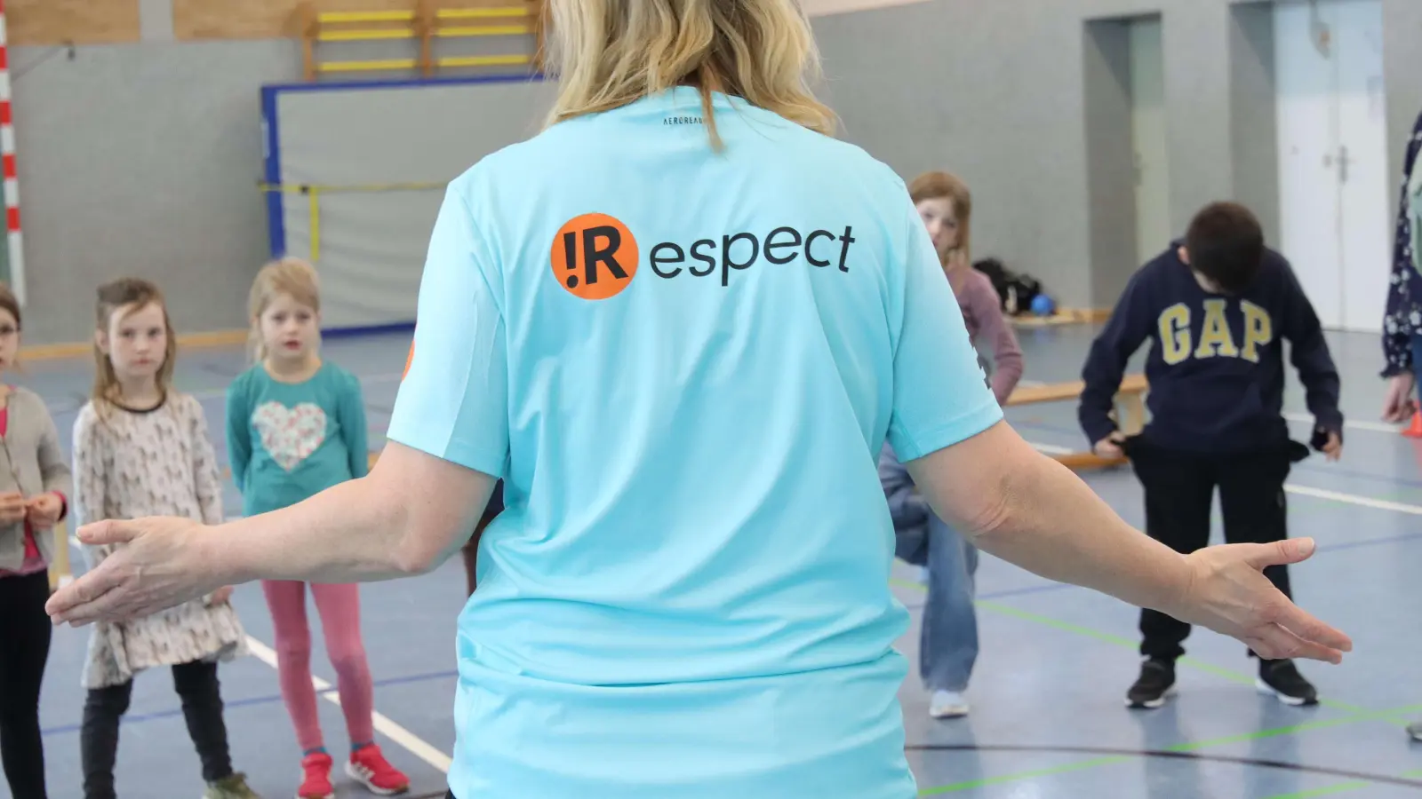 Sozialtraining in der Schule: Coaches arbeiten mit den Kindern. (Foto: tau)