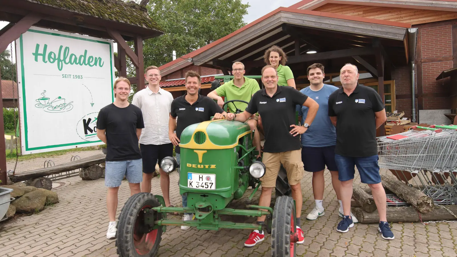 Bei Kochs in Liethe (v.li.): Jakob Appel, Lars Bergmann, André Steege, Falco und Katja Tegtmeier, Stephan Lux, Eric Frommeyer und Thomas Zumbrock.  (Foto: tau)