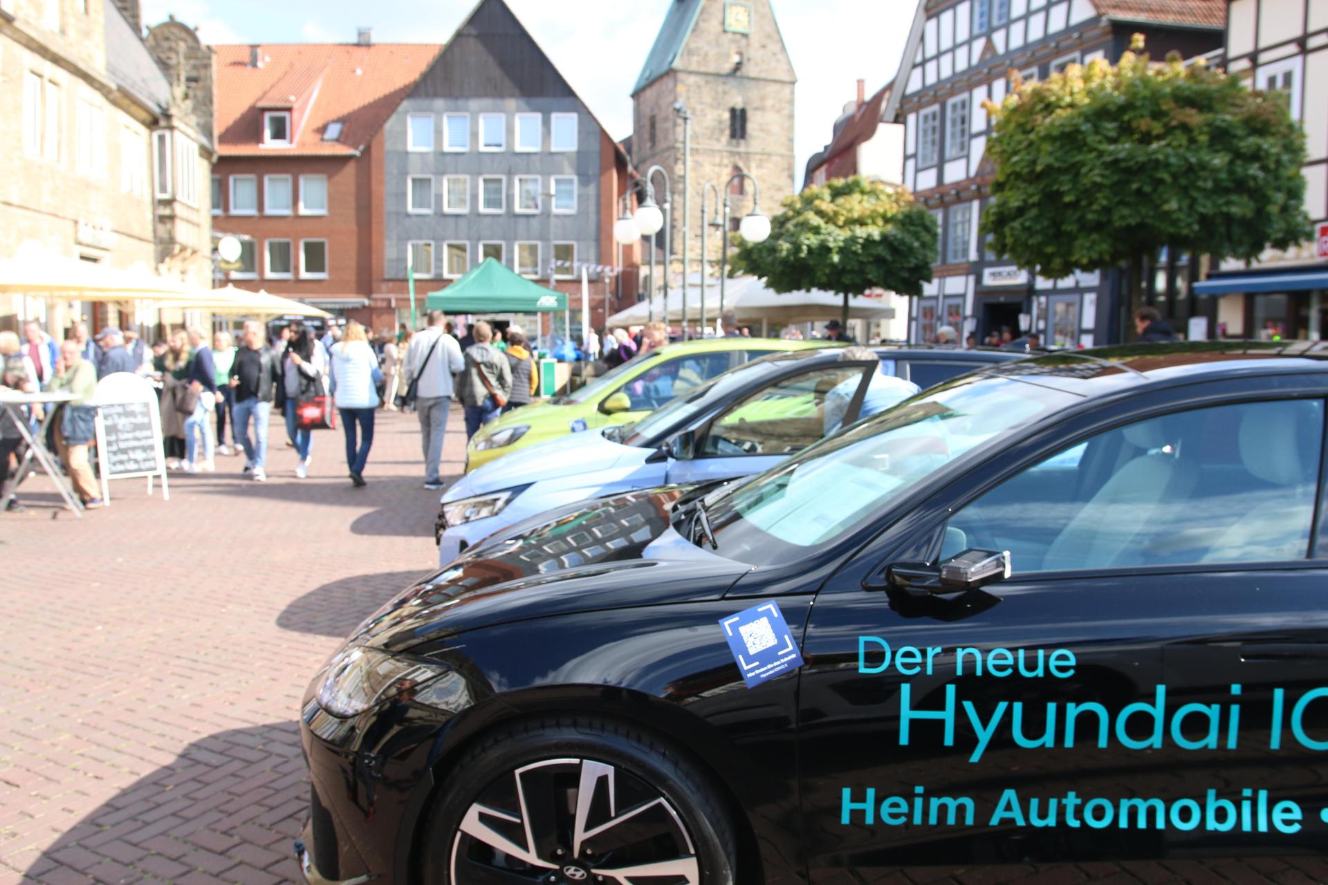 Zahlreiche Besucherinnen und Besucher schauten sich bei der Autoschau um. (Foto: bb)