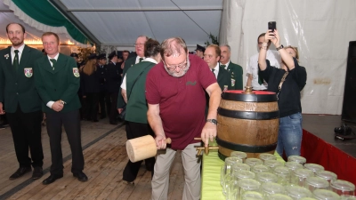 Gehört immer dazu: Der traditionelle Bieranstich am Freitagabend durch den Ortsbürgermeister. (Foto: tau)