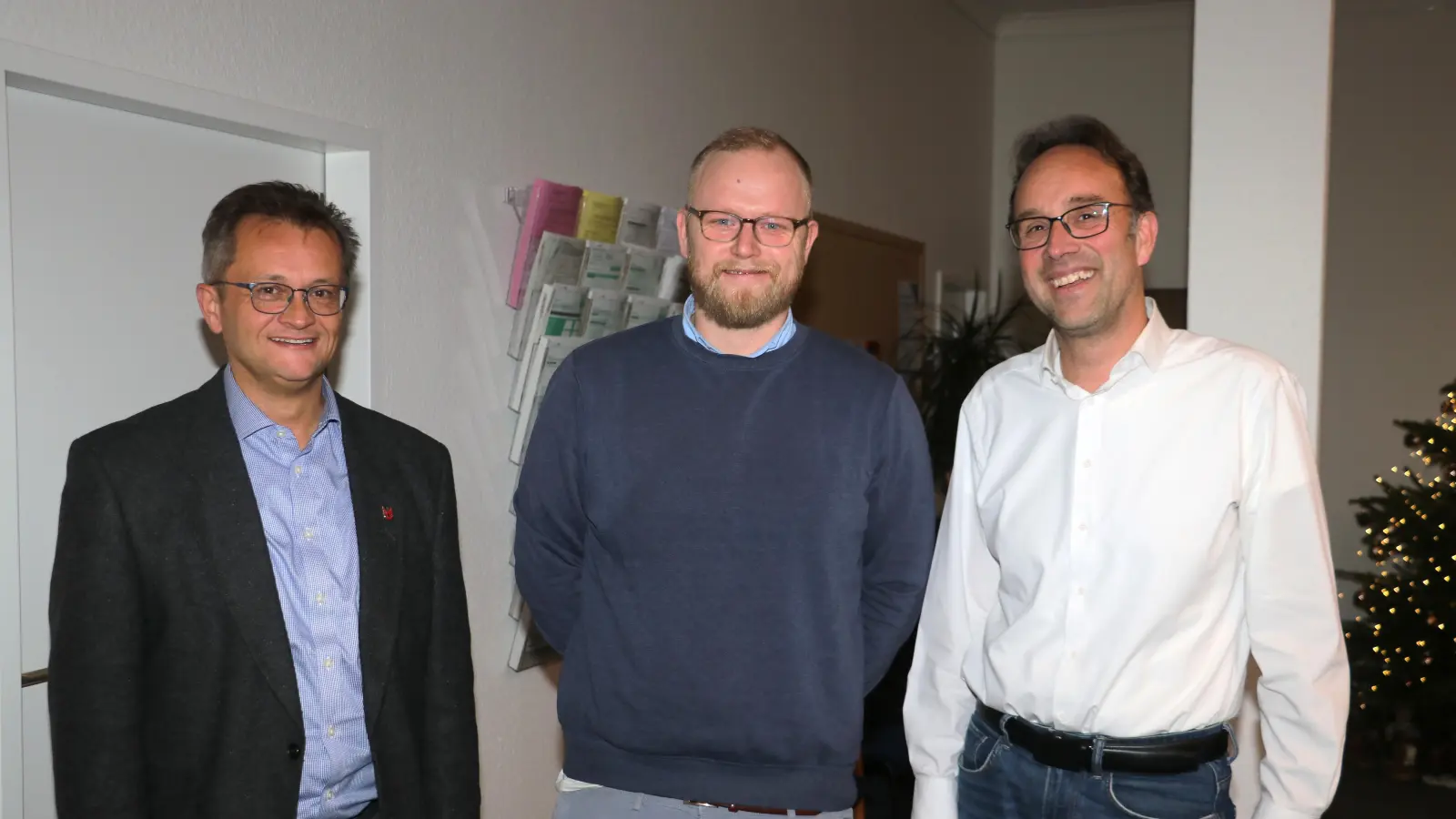 Begrüßung (v.li.): Samtgemeindebürger Jörn Wedemeier, Stephan Kreft und Ratsvorsitzender Heiko Monden. (Foto: gi)