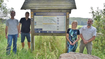 Hans-Georg Sievers vom Planungsbüro, Matthias Gräbner von TWW, Bürgermeisterin Andrea Lange und Stefan Körbel von den Landesforsten freuen sich über die gute Kooperation zur Herstellung von acht neuen Rundwanderwegen. (Foto: ste)