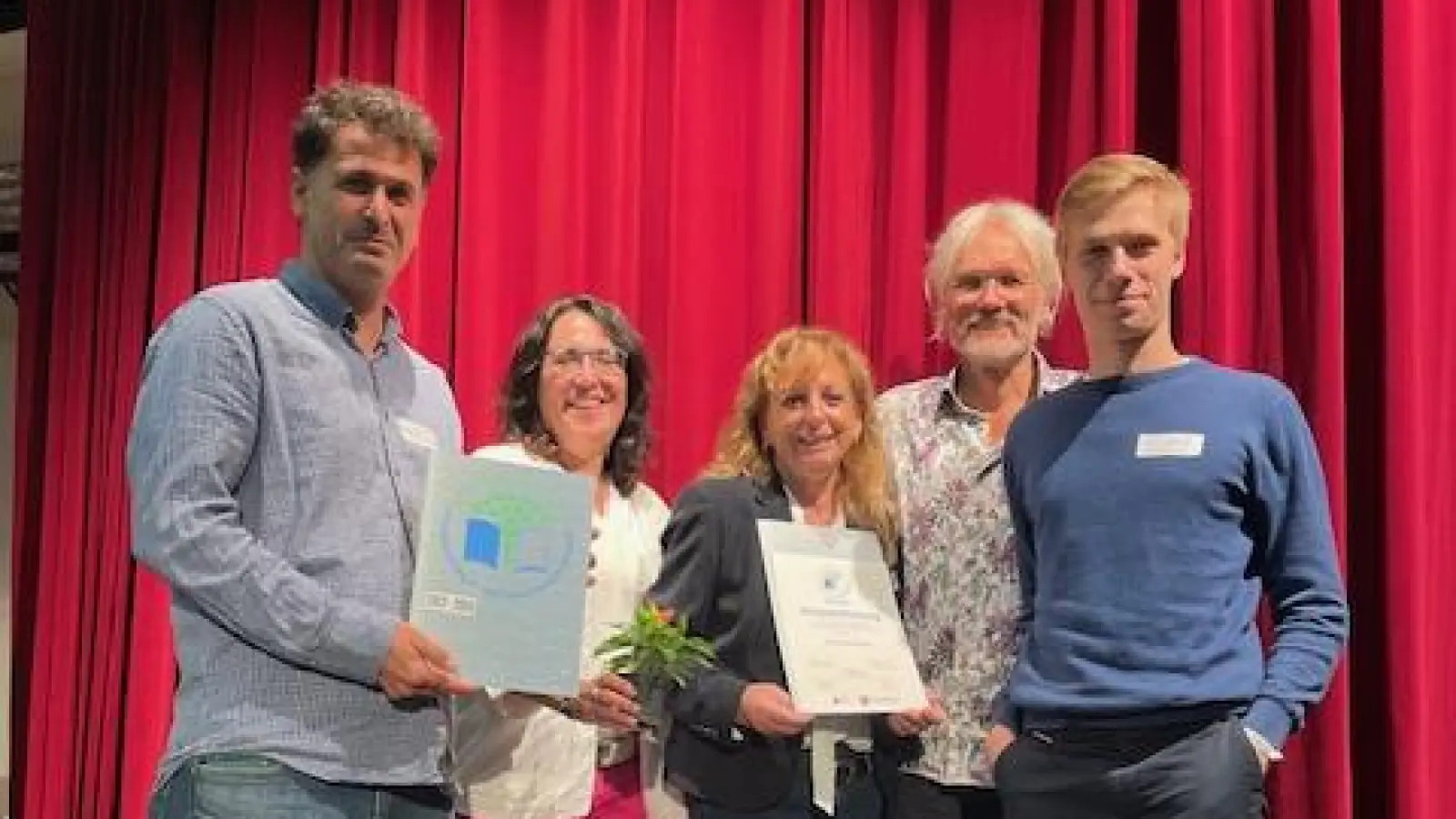 Mit den Auszeichnungen: Vertreter der Otto-Hahn-Schule. (Foto: privat)