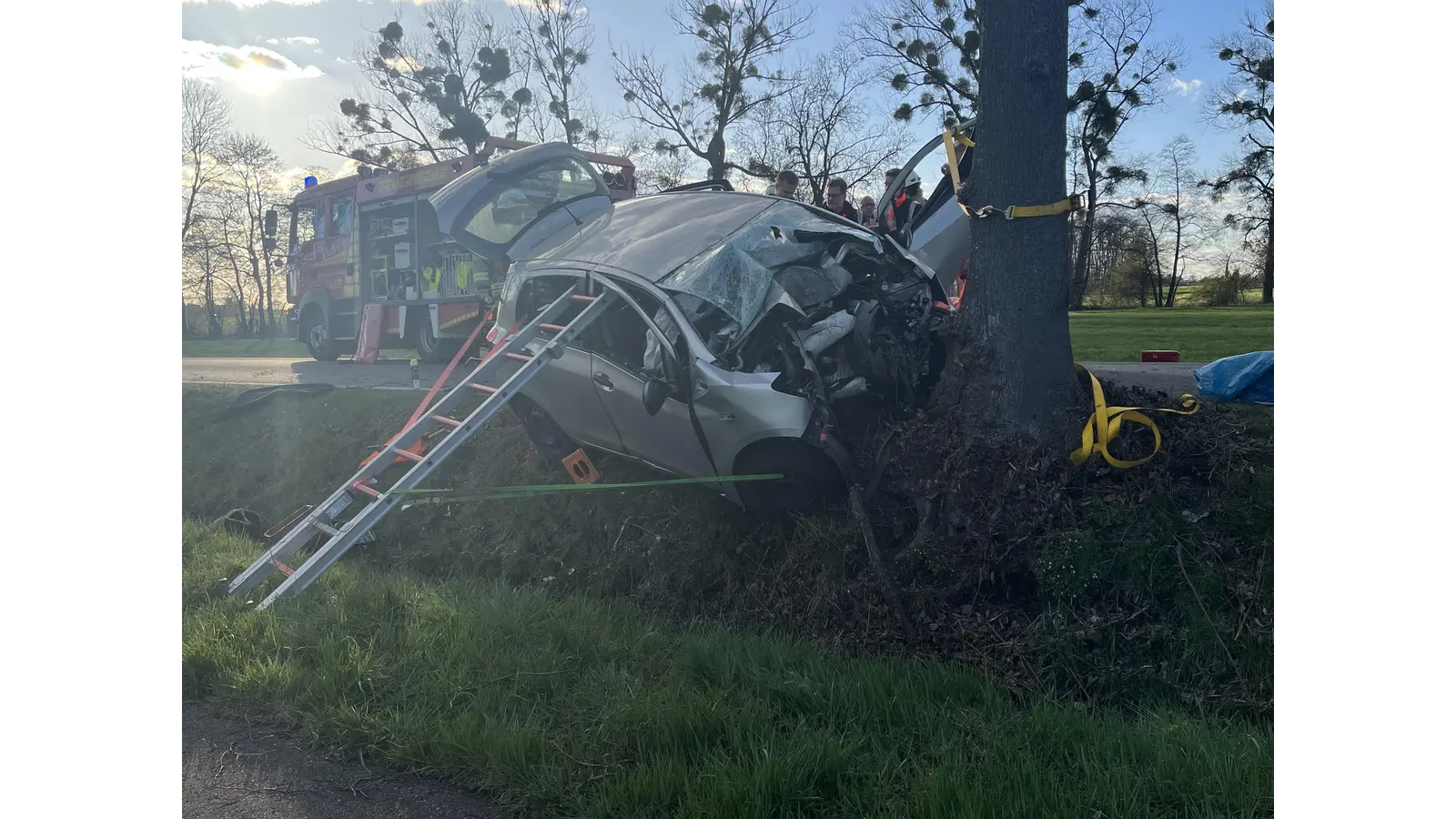 Das Auto hatte den Baum frontal getroffen und die Rettungskräfte sicherten das Fahrzeug gegen umkippen. (Foto: privat)