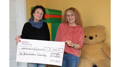 Birgit Schaper-Gerdes vom Kinderschutzbund Schaumburg nimmt die Spende über 2.500 Euro von Michaela Demski entgegen.<br> (Foto: Borchers, Bastian)