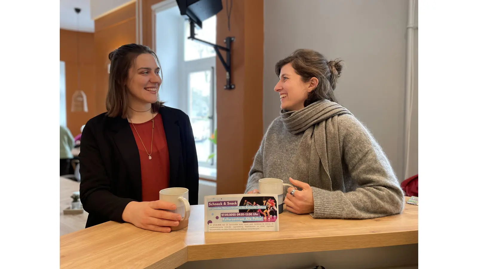 Mareike Weihmann (li.), LKJ Niedersachsen und Miriam Fennen, Kulturzentrum Alte Polizei, hoffen auf viele Teilnehmer beim Netzwerktreffen für Kulturarbeit.  (Foto: Swetlana Milo)