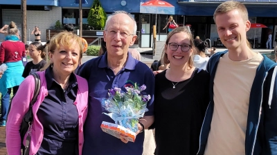 Im NaturErlebnisBad (v.li.): Schulleiterin Helga Radtke, Reinhard Gräpel, Jessika Dziony-Sommerhage und David Schulenberg. (Foto: privat)