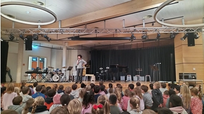 Die Dritt- und Viertklässlern der Grundschule Am Harrl begeisterten sich Ende Januar beim Instrumenten-Workshop für Musik.  (Foto: privat)